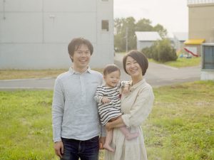 山本郁江さんご一家。ご主人も建築家でこのプロジェクトの企画段階で関わっている。（写真：畠山雄豪）