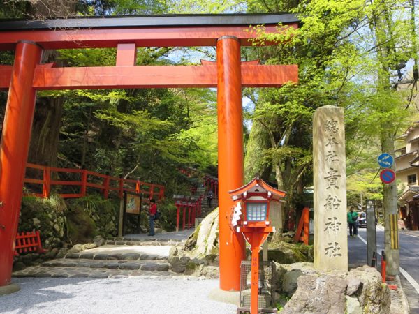 渡辺綱が退治して、安倍晴明が封じた橋姫が「鬼」になるために祈願した呪詛神を祀る貴船神社。<BR>
絵馬の発祥の地としても丑の刻参りの地としても有名、縁結びの神でもあり同時に縁切りの神でもある