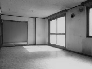 リノベーション前のリビング。ブロック壁の内側に気持ちばかりのグラスウールの内断熱に、二重窓といえど気密性の低いサッシが入っていた