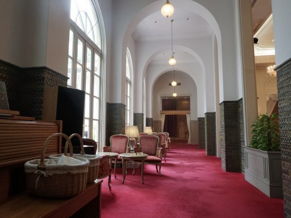 当時の面影を残す廊下。天井が高く、アーチ状の柱が洋館らしい雰囲気