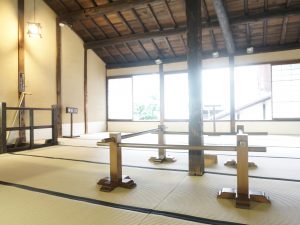 住み込みの学生たちが寝起きしていた28畳の大部屋。一人に畳一枚が割り当てられ、それぞれその中に机を置いて勉強していたらしい