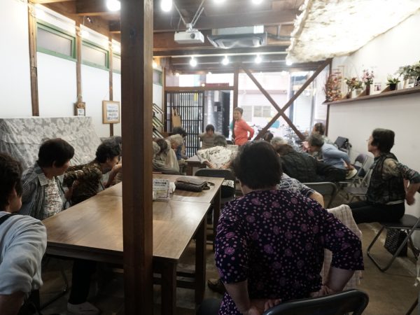 「体を動かしましょー」は椅子に座ったままで誰にでもできる体操で、利用者たちは熱心に体を動かしていた