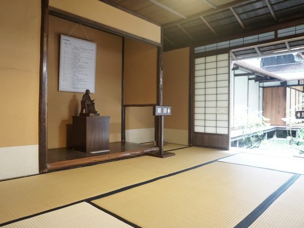 塾生たちがオランダ語の会読（読み合わせ）をした教室