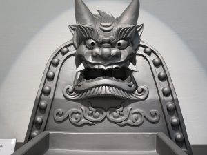 迫力のある鬼瓦の吐水口もある