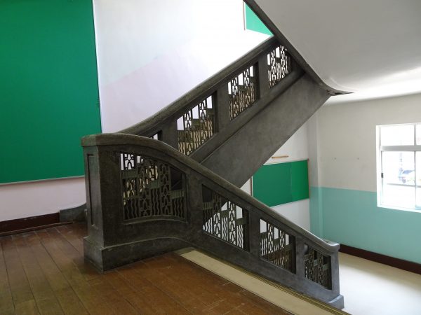 88年の歴史を誇るRC校舎の大名小学校。階段、廊下、玄関周りにアール・デコの意匠が施されている