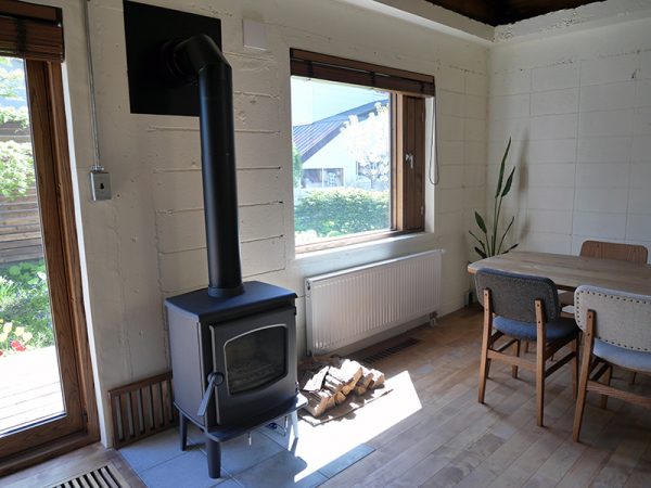 1階のリビング。無垢の白樺フローリングなど、地場産の素材を使うことにも考慮しながら、既存の素材と上手く調和するようにデザインされている