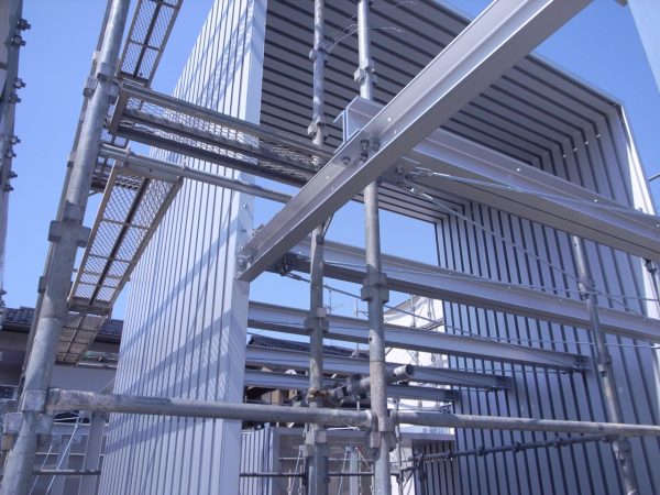 アルミニウムの部材を組み立てて家を作っているところ。軽くて扱いやすく、人件費が削減できる