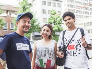 左が貞末氏。東京で開かれた記者発表後の懇親会には身動きできないほどの人が集まり、交友関係の広さに驚かされた