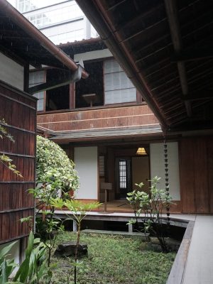 客座敷から見た中庭。その向こうに見えるのが教室だ