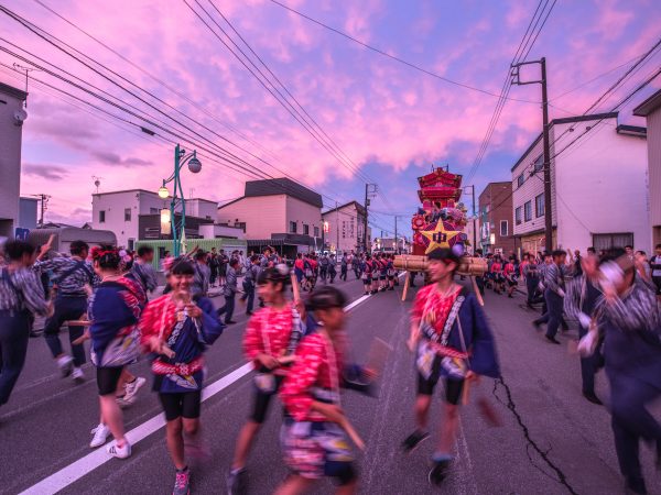 夜高あんどん祭りで賑わう沼田町市街地。