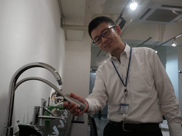 スワンムーブの使い方を説明する、販売促進部広報課課長の濱地亮氏