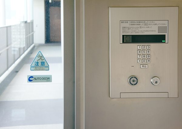 セキュリティや共用部利用の問題などから、マンションでは管理規約で民泊を禁止するところも