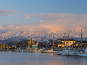黒部漁港からのぞむ立山連峰。黒部市は山と海と川と自然が豊かなまちである