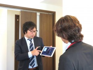 玄関や室内の窓近くに設置されたセンサーが何を捕らえているかなど実物を使っての説明が行われた