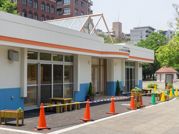 横浜市・反町公園に開設された保育園。使われていなかった旧管理詰所を改修した