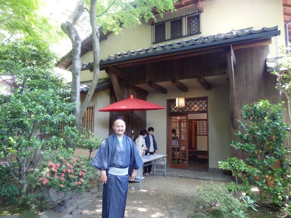 陽明館の内覧会、この日はブルースタジオの大島さん含めて、スタッフが和服でお出迎え。</br>実は、陽明館と大島さんの間にはある縁があった