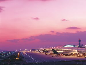 インバウンド特需に沸く関西国際空港。関空への入国者数は、国内最多の成田国際空港に迫る伸びを見せている（提供／大阪観光局）