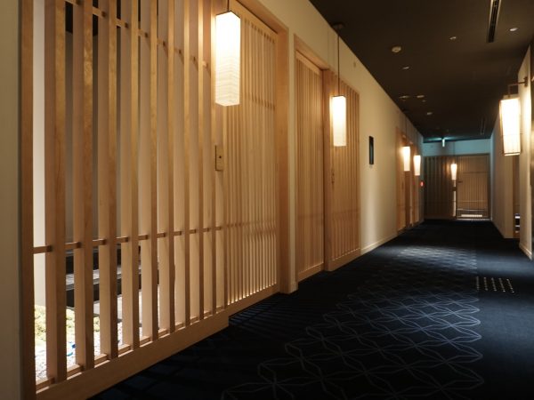 客室の入口は格子戸で、廊下の景色も京都の路地のようだ