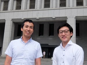 (写真左から）大阪市都市計画局・交通政策課の担当係長・安原幸二さんと、上田将平さん