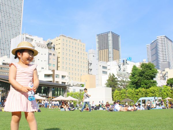 子供や家族連れ、学生や高齢者など、幅広い年齢層の人で賑わう南池袋公園