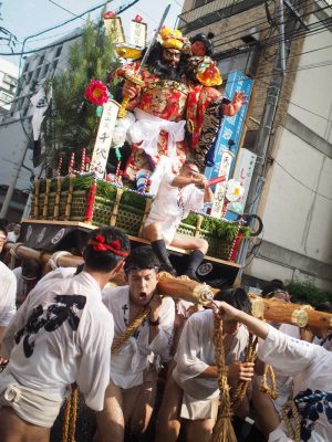 ガクブチの正面にある道路は博多祇園山笠のルートとなっており、男衆の迫力ある山を目の前で見ることができる