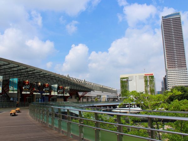 JR岐阜駅のペデストリアンデッキと、43階建ての「岐阜シティ・タワー43」