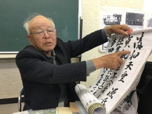 お話しをうかがって西居正吉さん。現役漁師の傍ら、沖島の歴史を伝えている。近江八幡市郷土史会で講師も努める