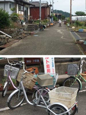 町民のマイカー「三輪自転車」。寄合があれば家の前にこの自転車がズラリと並ぶ