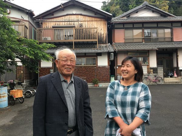 西居さん（左）と沖島町離島振興推進協議会の小川文子さん