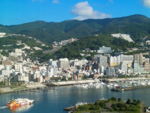 古くからの湯治場であった熱海は、その後発展を遂げ、リゾートホテルやマンションなどが建ち並ぶ