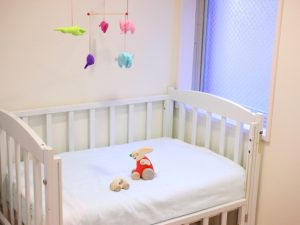 ベビーベッドを選ぶ基準は、安全性と日々の育児のしやすさ