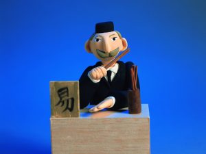 我が国における占いの歴史は古く、卑弥呼の時代まで遡る。江戸時代には街中での辻占いが流行り、土御門家を頂点とした陰陽師の家元制度も確立していた