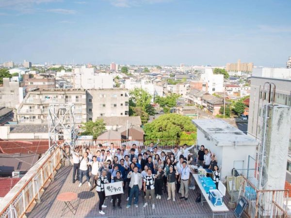 ７月１４日に開催された「勝手にプレゼンFES」後の記念撮影。屋上からは佐賀の景色を一望できる（撮影：ワークヴィジョンズ）