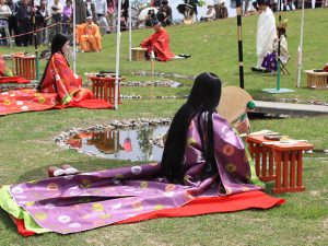 万葉集にも詠まれた曲水の宴を再現したイベント。雅な装いにも装束の色で歴然とした身分の隔たりがあった