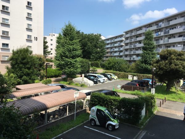 緑も多く、ゆったりした敷地が印象的。配達は徒歩、バイク、自転車利用などで行われている