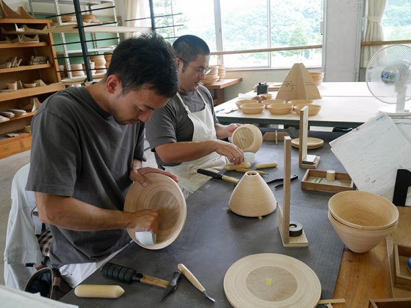 お茶碗で大まかに形を作った後、小さい棒やヘラなど使って細かい微調整をする。ランプやスツールなど、商品によって角度・大きさがそれぞれ異なるので型を用いて、統一する。決められた高さになっているかもチェック