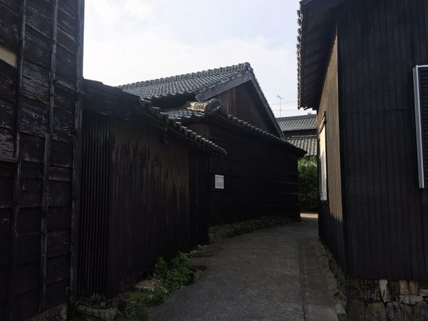 島の西地区に多く残る黒壁集落。山下さんによると、正確には把握できていないが現在は空き家も含めて100軒以上は残っているとのこと。集落は家と家が入り組んでいて、歩いていると道に迷う人も多いそう。「風よけのためにあえて家を互い違いに建てて、集落を守っているんです」と鈴木さんが教えてくれた