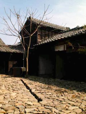 佐久石を敷き詰めた庭に造られた溝からは地下水脈が見える。荒れた空き家に命を吹き込んだ動脈のようだ。<br>
屋外は見学自由だが、室内見学は「弁天サロン」で申し込みが必要　<br>写真提供/佐久島振興課