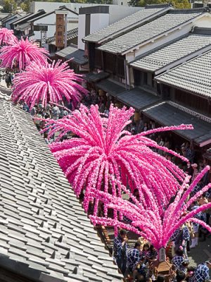 ▲美濃の人たちにとって最も大切なお祭りである『美濃まつり』は江戸時代の雨乞い行事が起源。美濃和紙の産地らしく“しない”と呼ばれる紙の花、約300本を取りつけた『花みこし』が春の『うだつの上がる町並み』を鮮やかに彩る