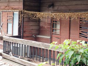 空き家が放置されると、腐朽、破損が急に進む