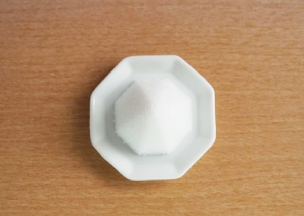 地鎮祭の祭壇の様子。中央に水・塩・米が供えられている