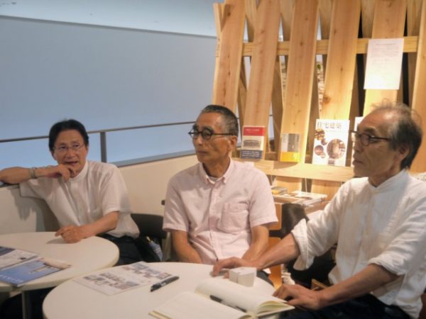 30周年展を開催した「古民家再生工房」のメンバー。左から楢村徹さん、大角雄三さん、神家昭雄さん