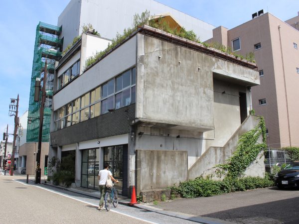CRAFT BRIDGEの外観。もとは住居兼集合住宅だった