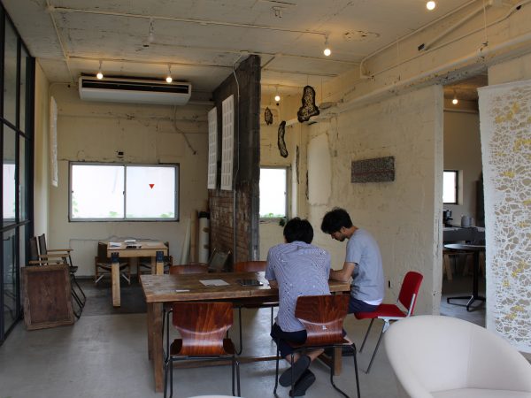 2階にあるミーティングスペース。向かって右側にシェアオフィスがある