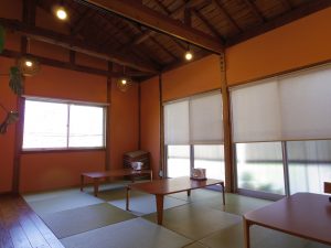 2階レンタルスペース。予約が入っていなければ、こちらも地域に解放している。買い物帰りの休憩や、おむつ替えなどに利用可。学校帰りの子どもたちが宿題をしに来ることもあるそう（撮影：山口）