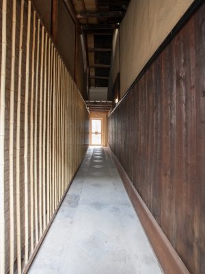 エントランスと玄関を結ぶアプローチには、その昔、トロッコが走っていた