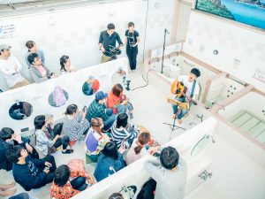 歌う銭湯、銭湯内でのコンサート風景。天井の高い銭湯で音楽はベストマッチ