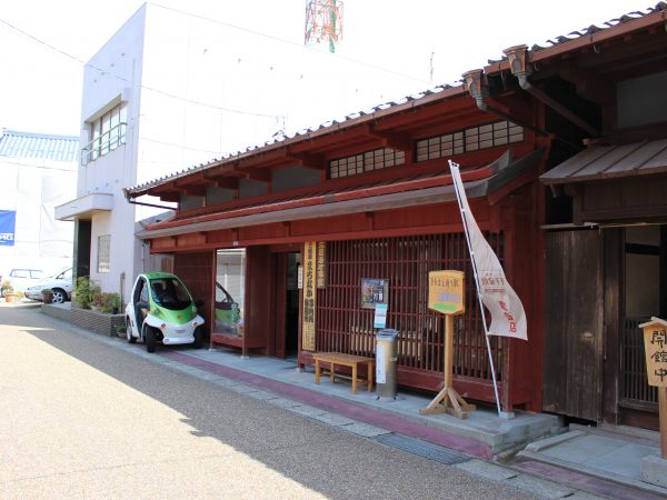 三國會所の本部がある「三国湊町家館」。三国町の資料が展示され、ボランティアガイドの常駐の場でもある