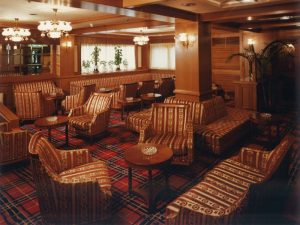 創業当時の5階ラウンジ。英国風のデザインだった