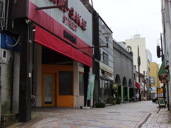 付近の商店街は空き店舗や老朽化した店舗が目立つ。訪ねた日は休日だったが人影はまばら